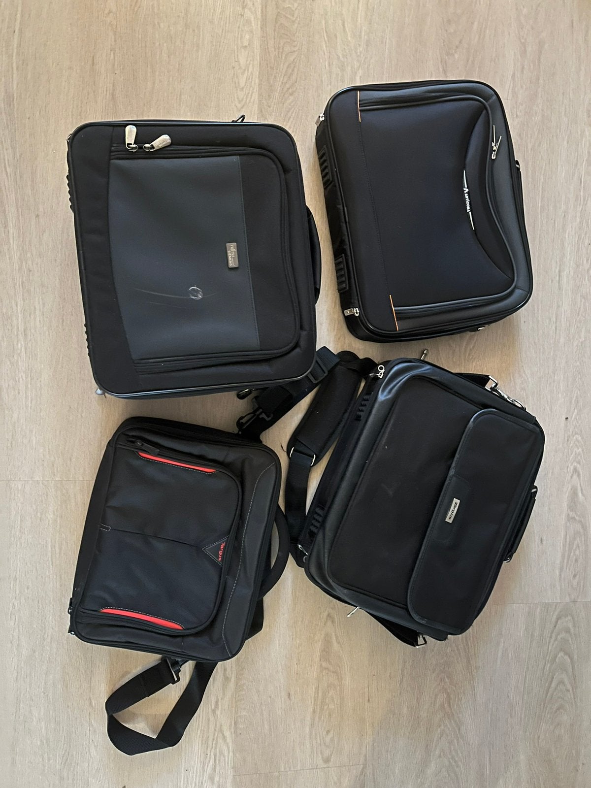 Vier laptoptassen (los of samen te koop), Ophalen, 17 inch of meer, Gebruikt, Schoudertas