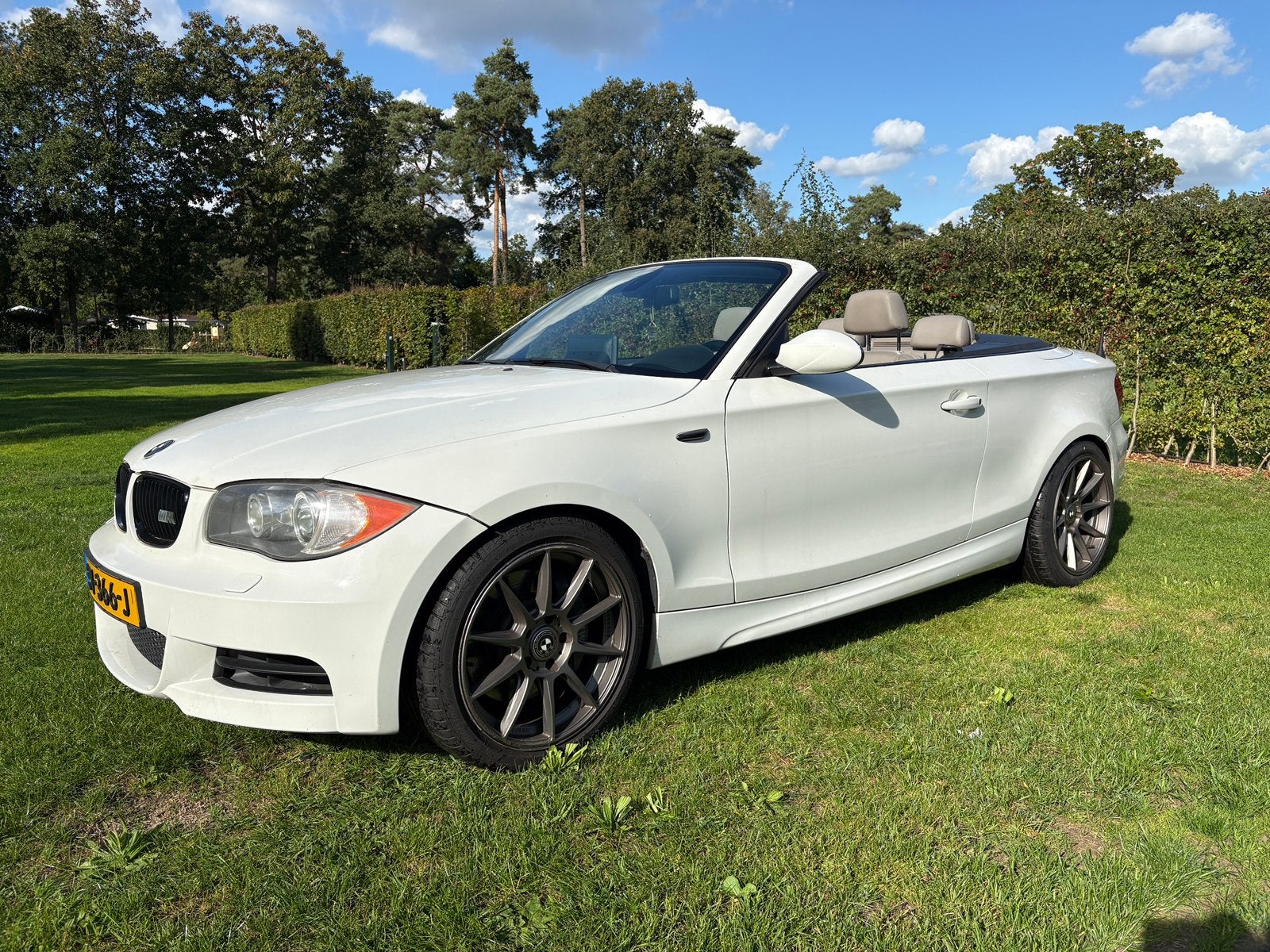 BMW 135i Cabrio Automaat Twinturbo 420PK | Veel vernieuwd, Auto's, Automaat, Beige, Cabriolet, 4 stoelen
