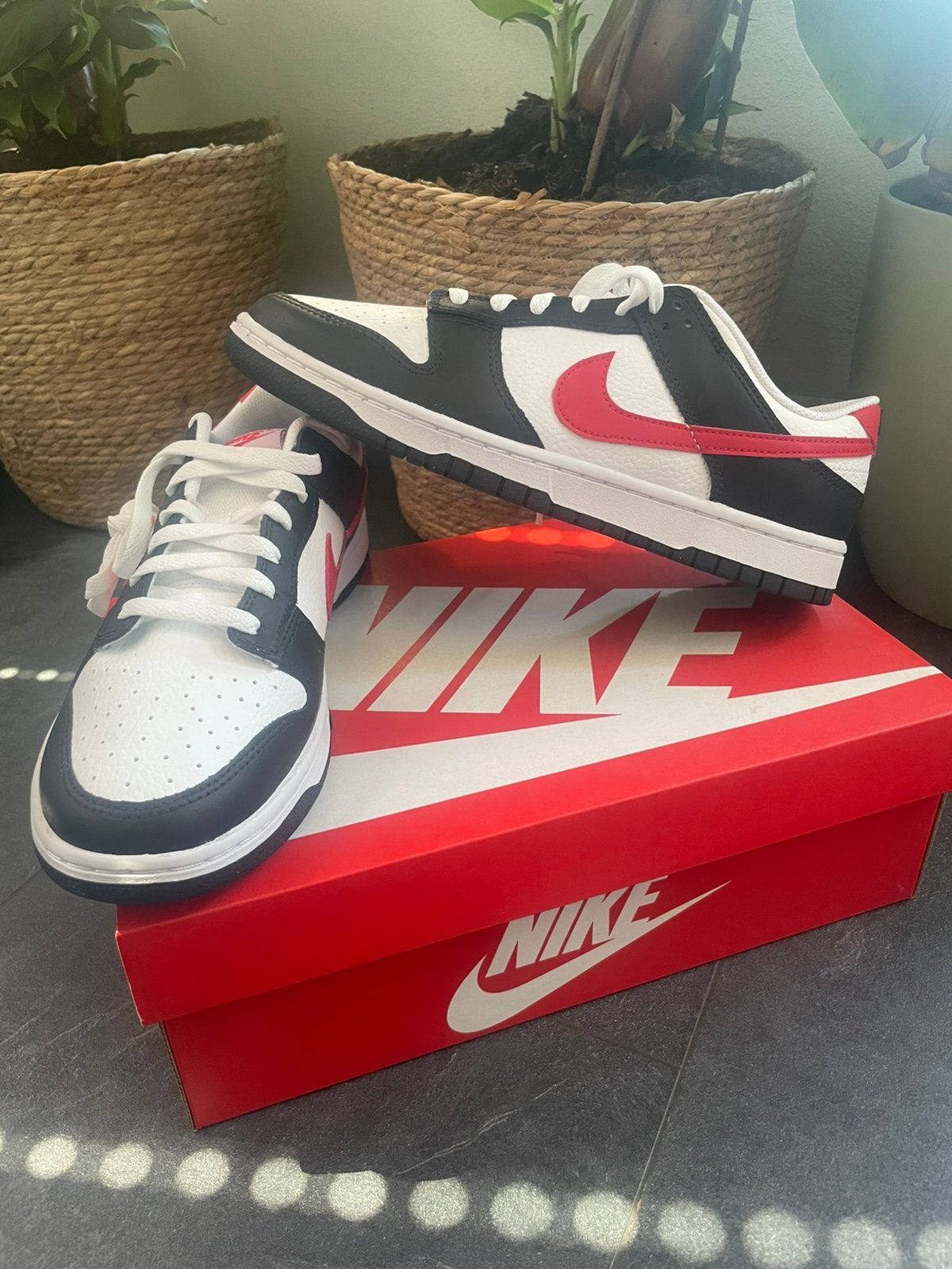 Nike Dunk Low Red Swoosh Panda! Nieuw! Maat 43! OG!, Kleding | Heren, Schoenen, Overige kleuren, Nieuw, Ophalen of Verzenden, Sneakers of Gympen