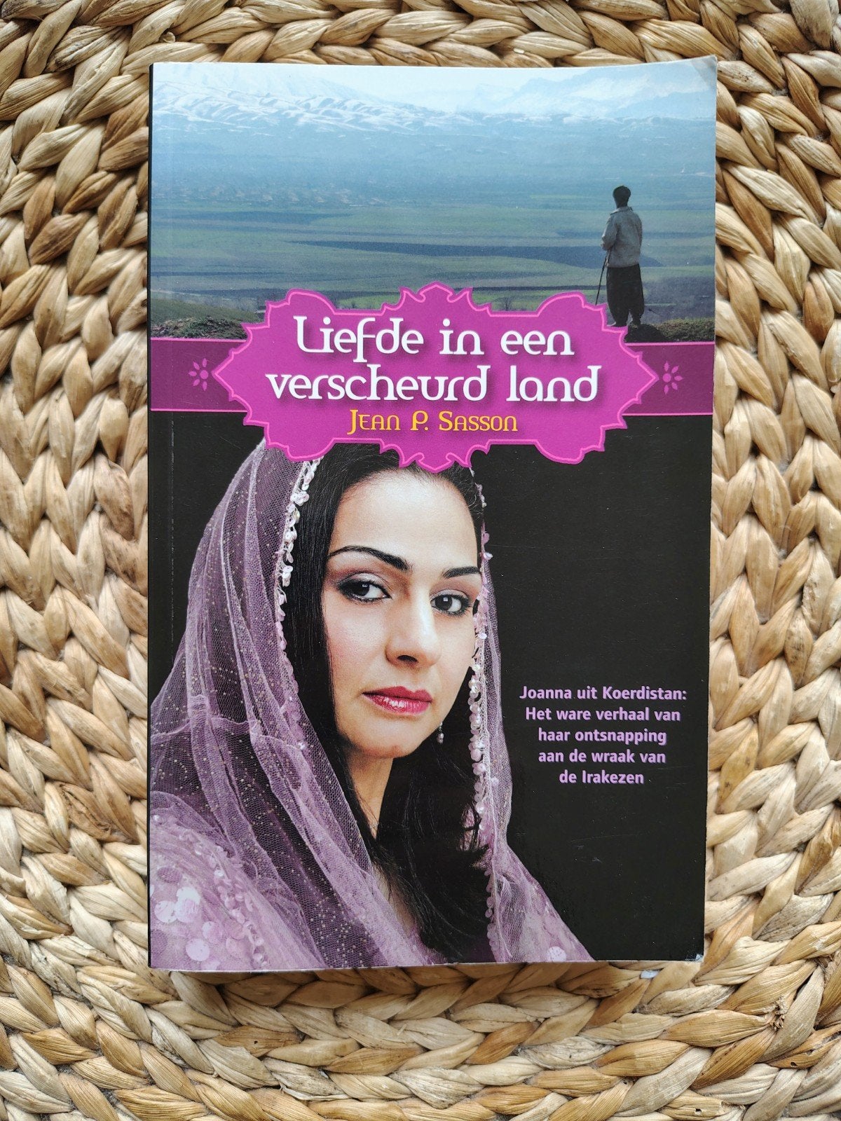 Jean P. Sasson - Liefde in een verscheurd land, Boeken, Ophalen of Verzenden, Zo goed als nieuw