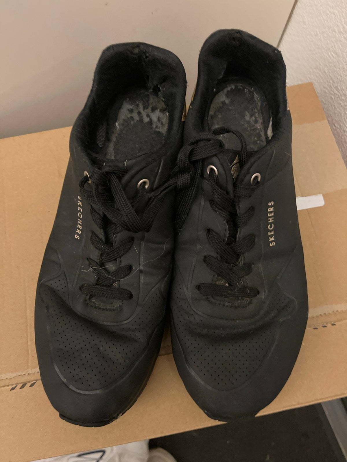 Afgetrapte Skechers sneakers - wie maken we blij?, Kleding | Dames, Ophalen, Gedragen, Zwart, Sneakers of Gympen