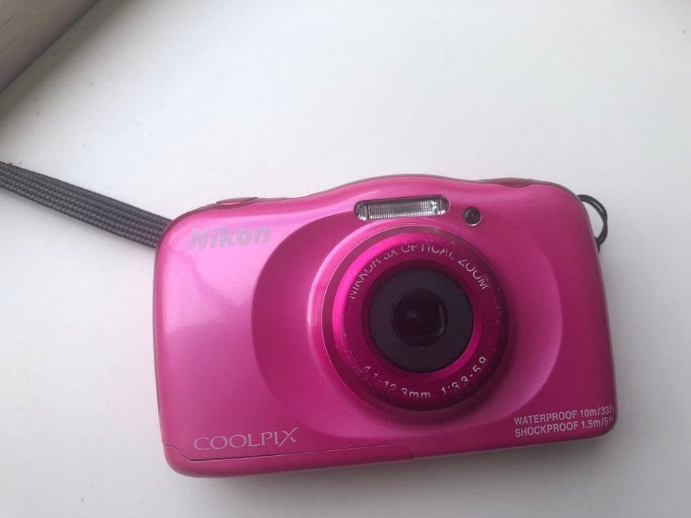 Nikon Coolpix S33 roze compactcamera - waterdicht, Ingebouwde flitser, Ophalen of Verzenden, Zo goed als nieuw, Compactcamera