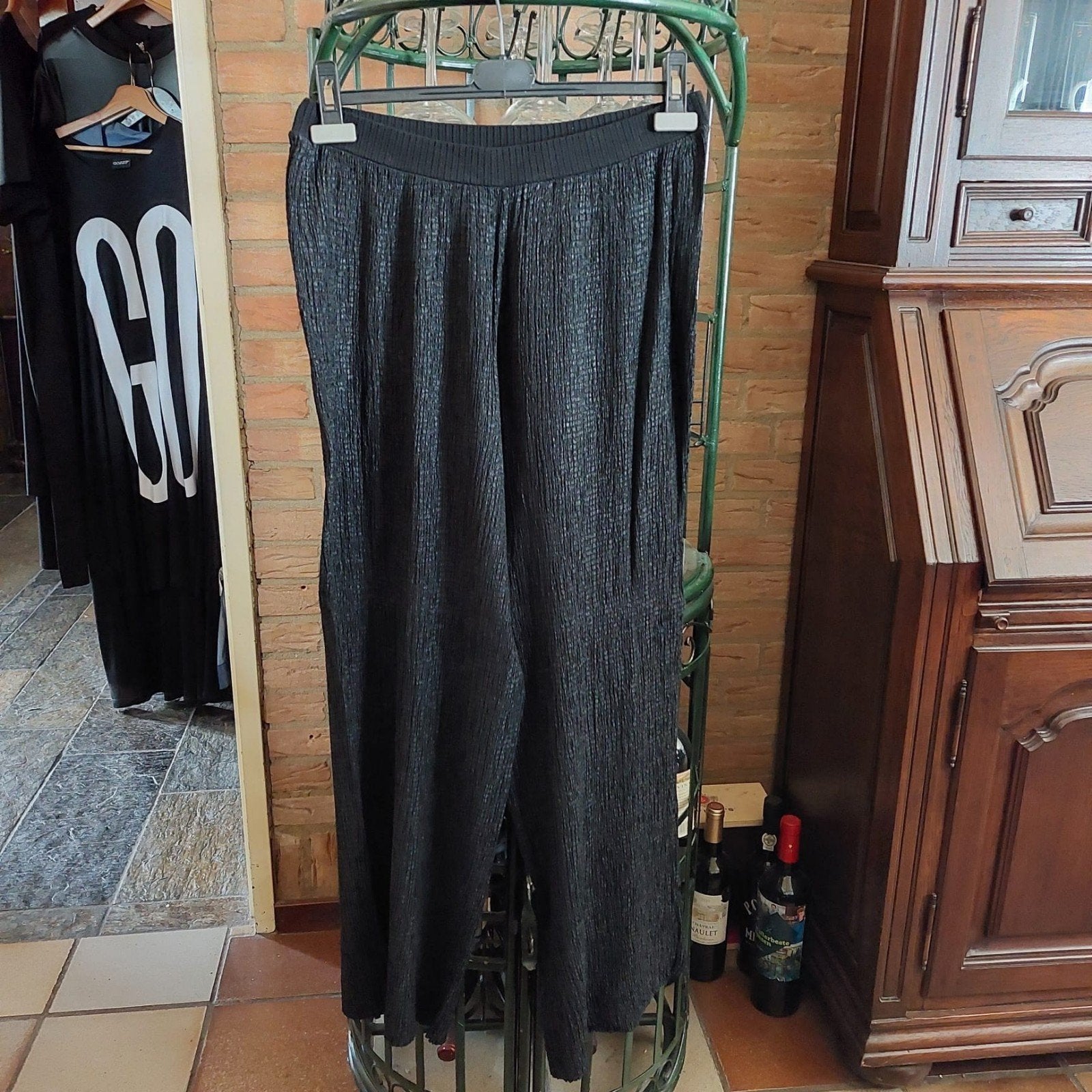 Broek van het merk Mezzo.  Maat 42., Kleding | Dames, Verzenden, Zwart, Maat 42/44 (L), Driekwart