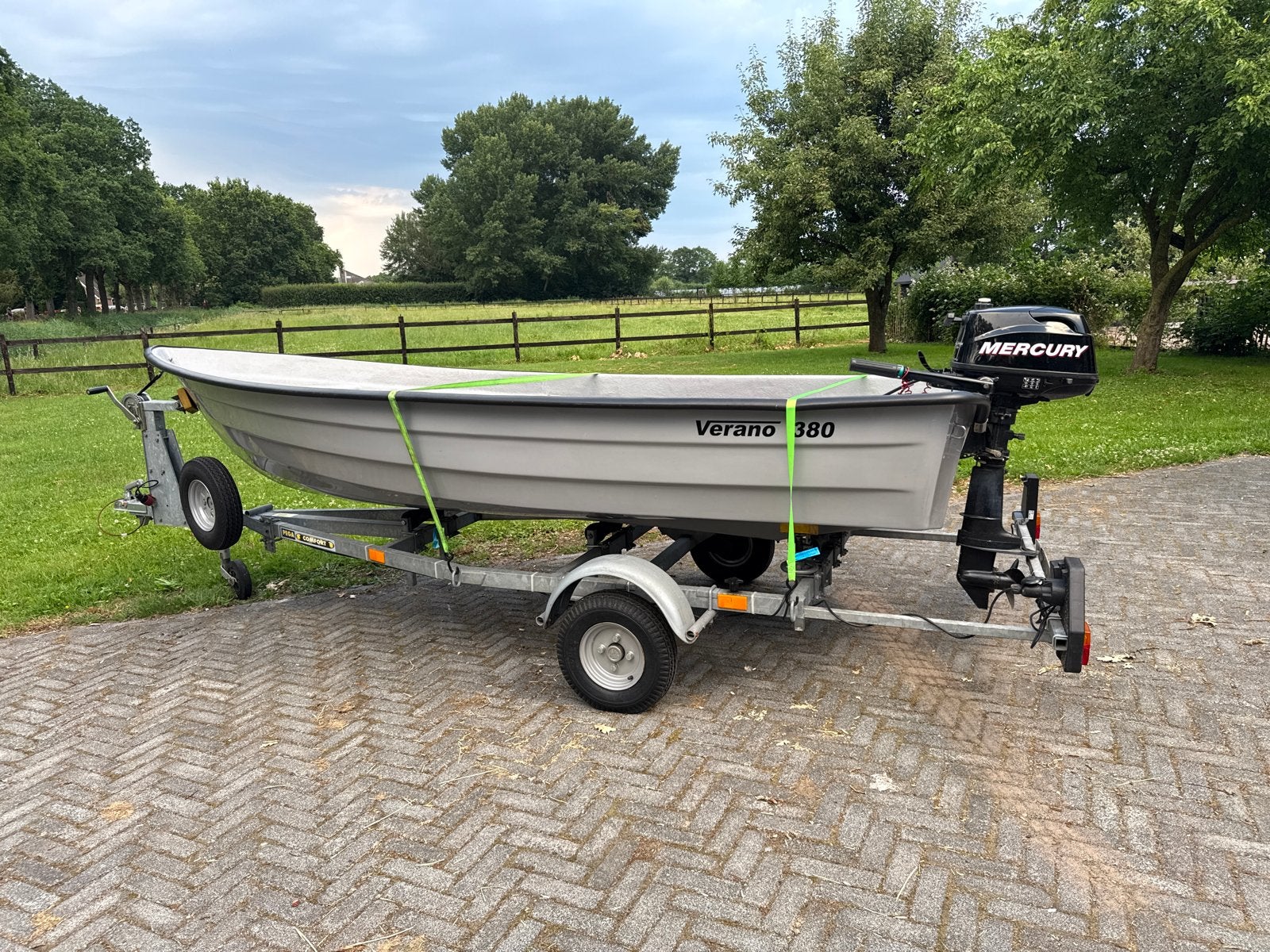 Zo goed als nieuwe Verano 380 motorboot met Pega trailer, Ophalen, Overige merken, Buitenboordmotor, Trailer