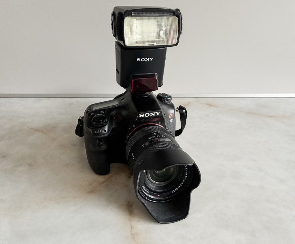Te koop: Sony A77 camera met Carl Zeiss zoom lens en flitser, Geheugenkaart, Gebruikt, Spiegelreflex, Beeldstabilisatie