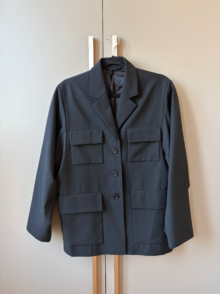 COS zwart jasje met klepzakjes, Kleding | Dames, COS, Verzenden, Zwart, Zo goed als nieuw