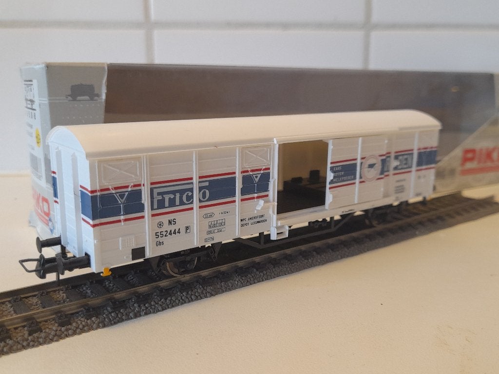 Piko gesloten goederenwagen Frico, Gelijkstroom, Wagon, Piko, Ophalen of Verzenden