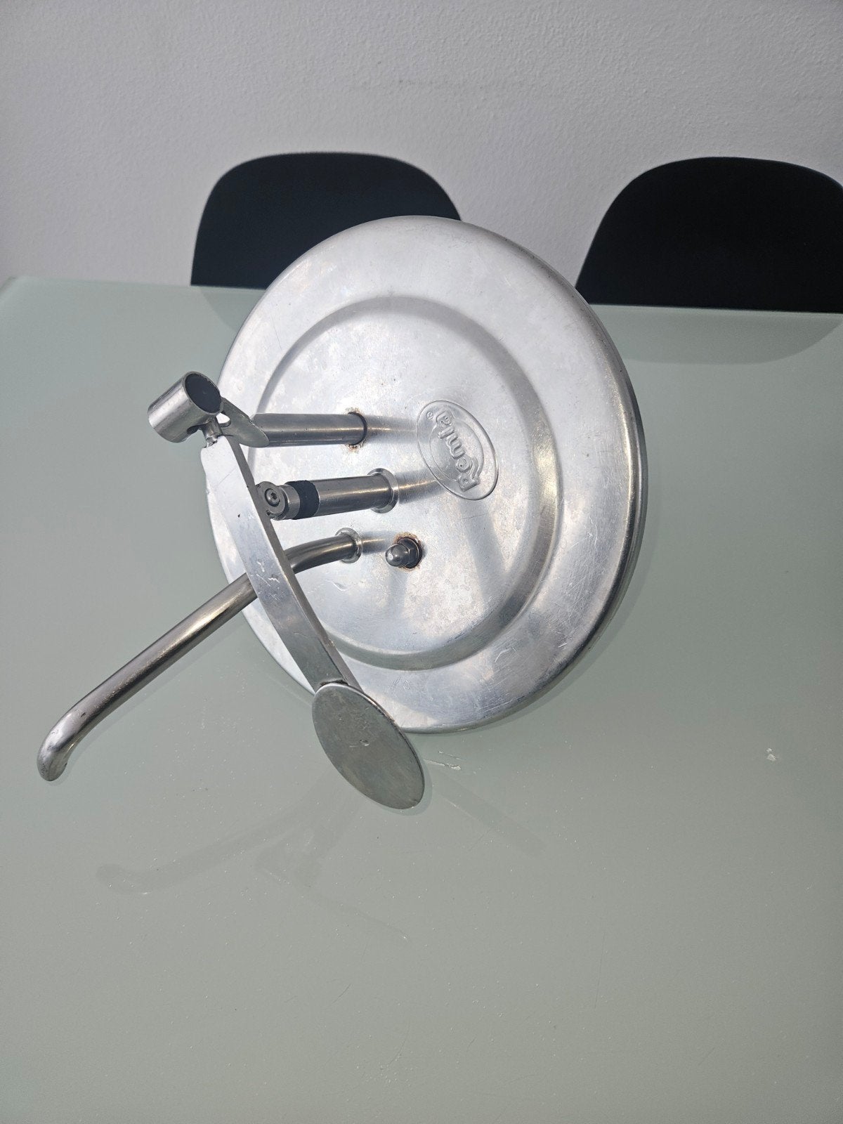 Saus pomp, Ophalen