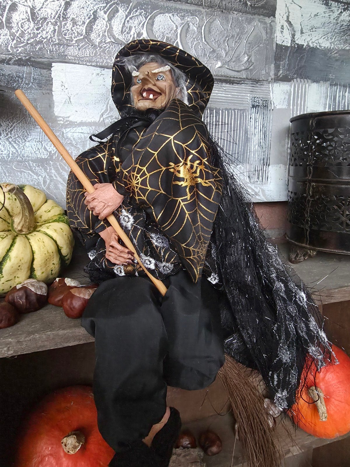 Halloween decoratie:2 heksen Heksenhoeden, nepvingers en mee, Ophalen of Verzenden, Gebruikt, Feestartikel, Halloween of Griezel