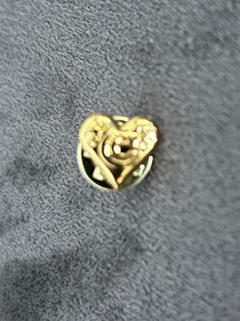 Efteling Nieuwste Personeelspin Gouden Hartje, Ophalen of Verzenden, Nieuw, Button of Speldje