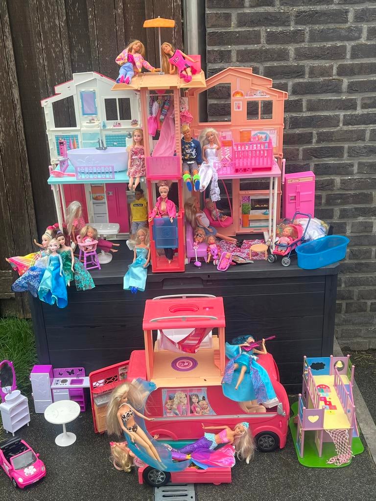 Groot Barbiehuis en camper met veel extra's, auto en poppen, Ophalen, Gebruikt, Barbie