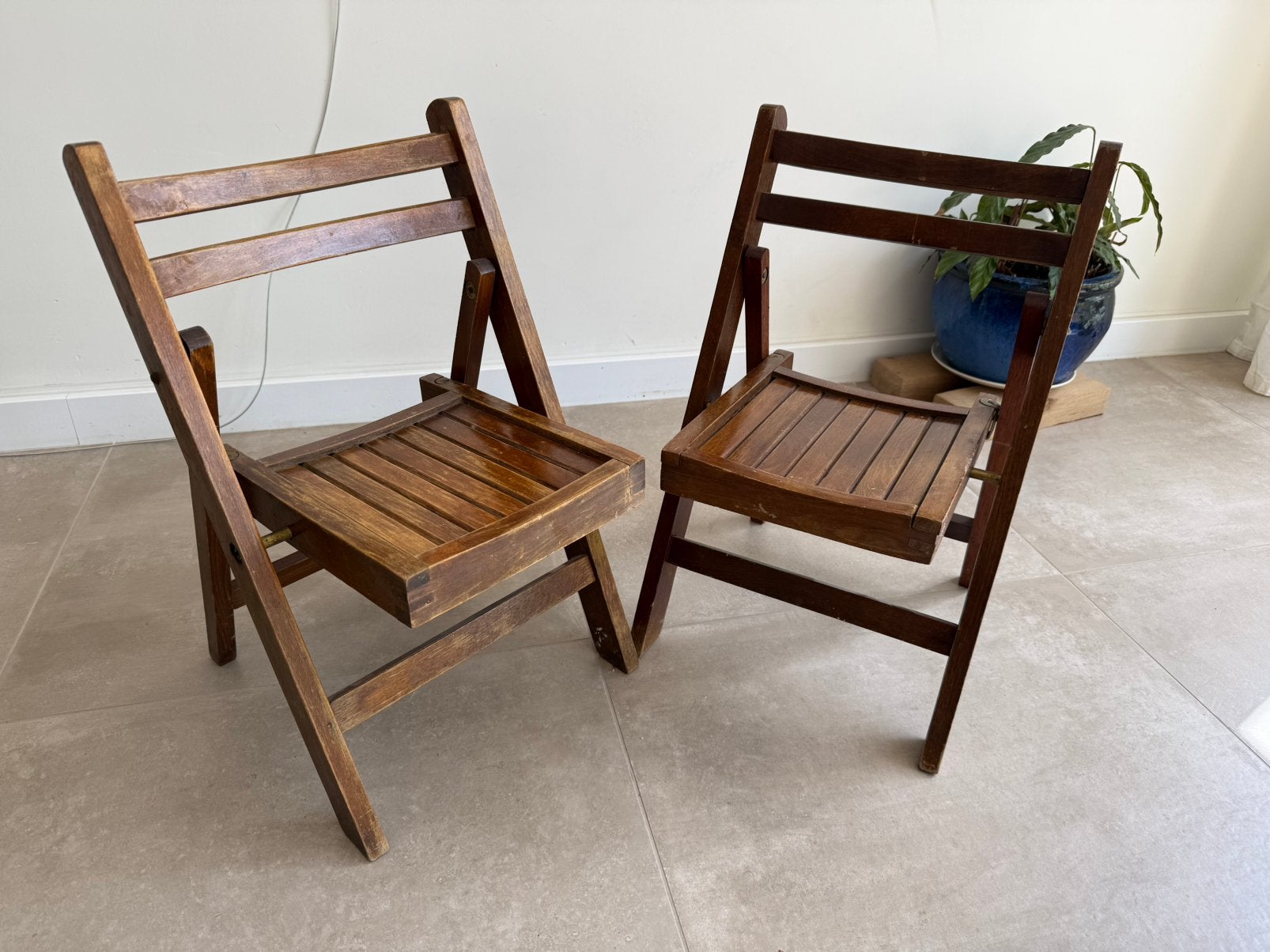 Twee massief houten kinderstoelen, Ophalen