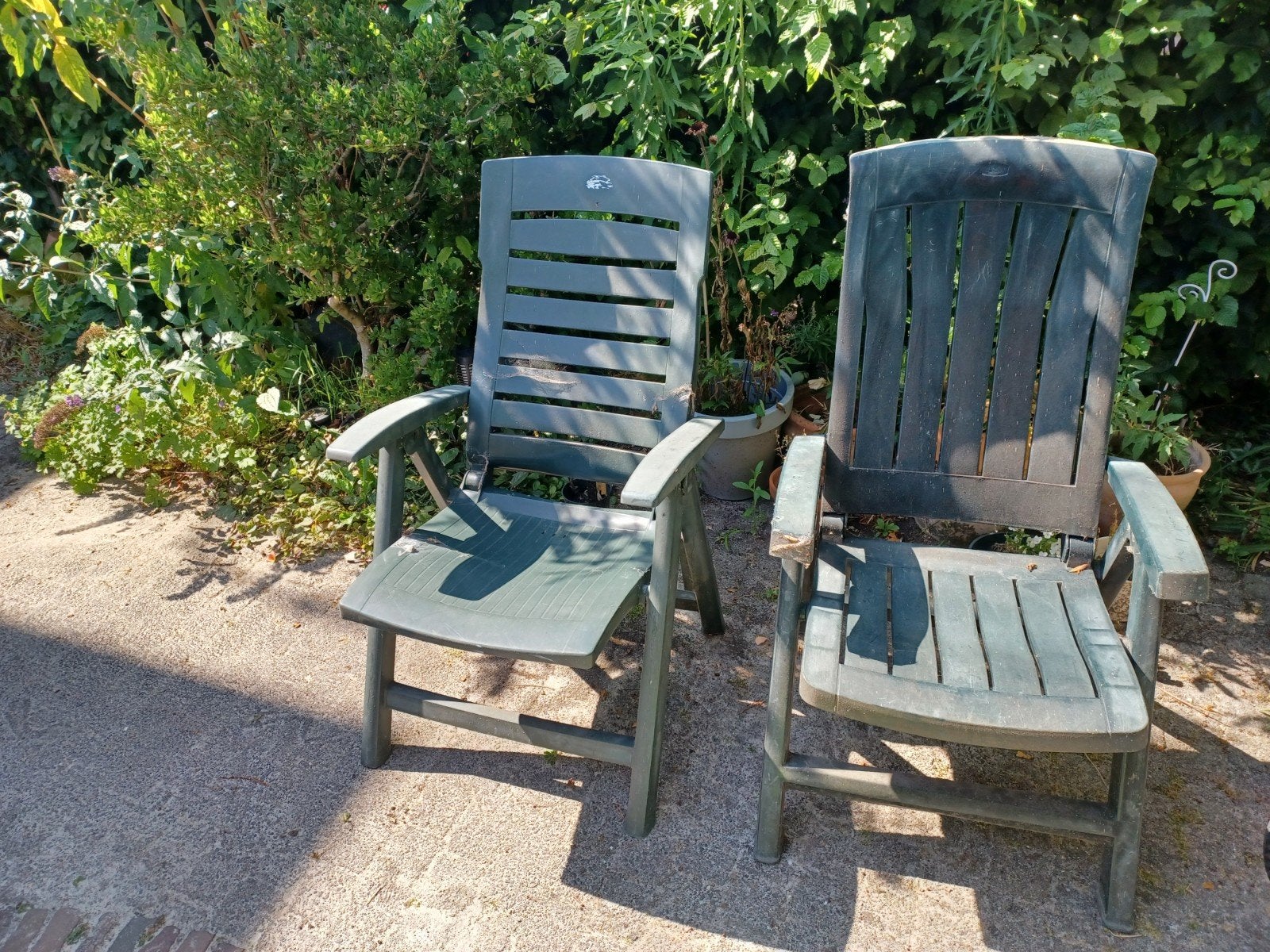 Gratis af te halen: 2 groene tuinstoelen, Ophalen, Gebruikt, Kunststof, Inklapbaar