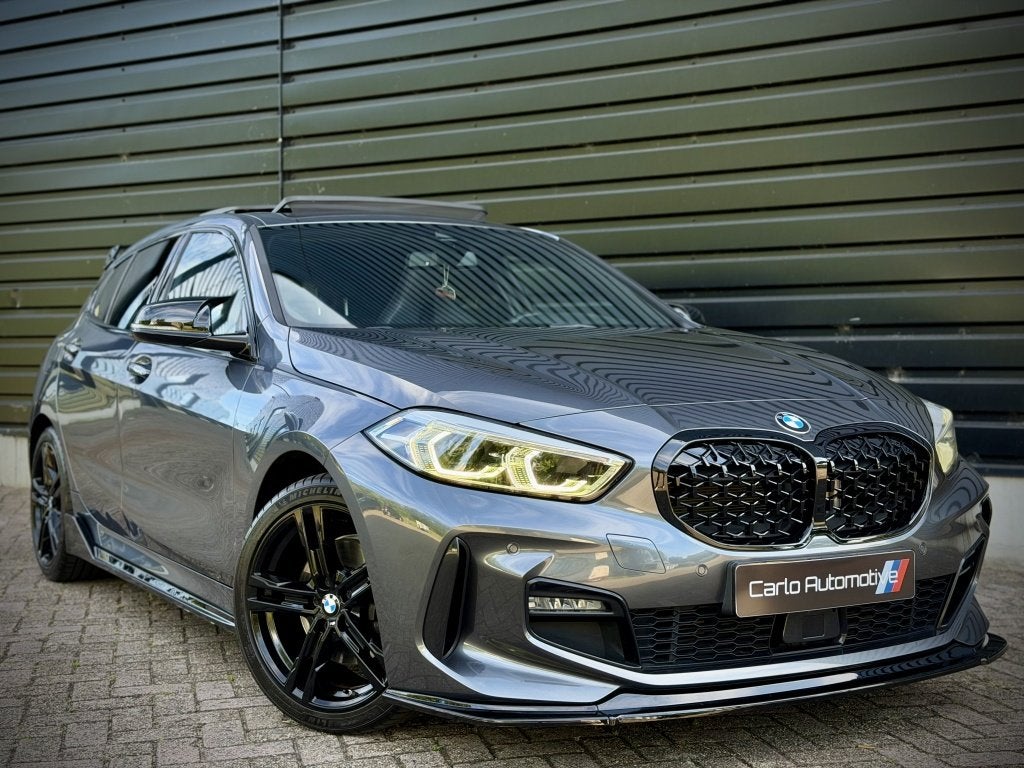 BMW 1-serie 118i M-PERF. M135 PANO|SCHAALSTOEL|H/K|ACC|CAMER, Auto's, Gebruikt, Bedrijf, Automatische klimaatregeling, 3 cilinders