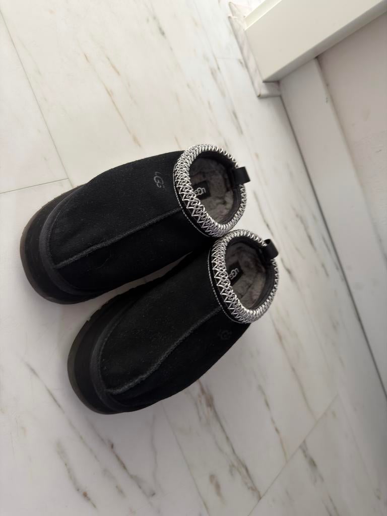 UGG Tazz pantoffels maat 39 - Zwart, Kleding | Dames, Schoenen, Ophalen of Verzenden, Gedragen, Zwart, Pantoffels of Sloffen