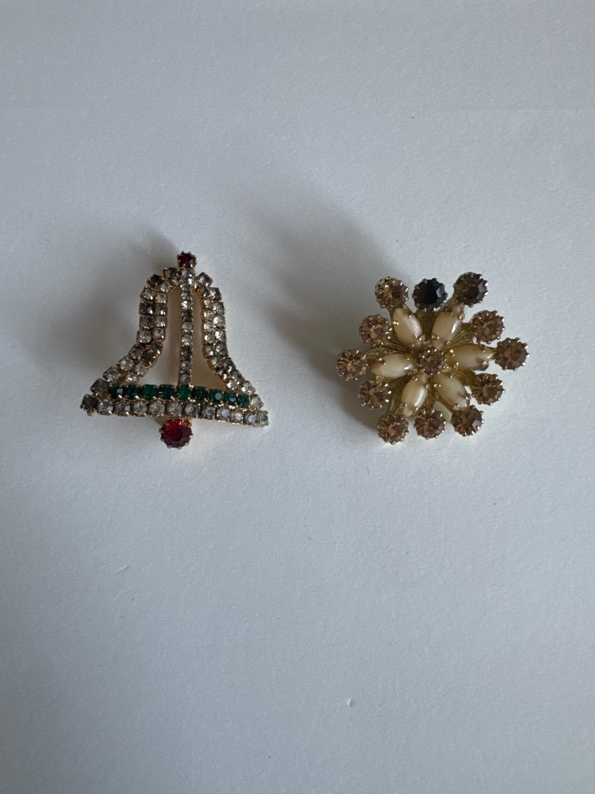 Vintage Klok en Bloem Broches met Strass, Overige materialen, 4 tot 7 cm, Gebruikt, Ophalen of Verzenden
