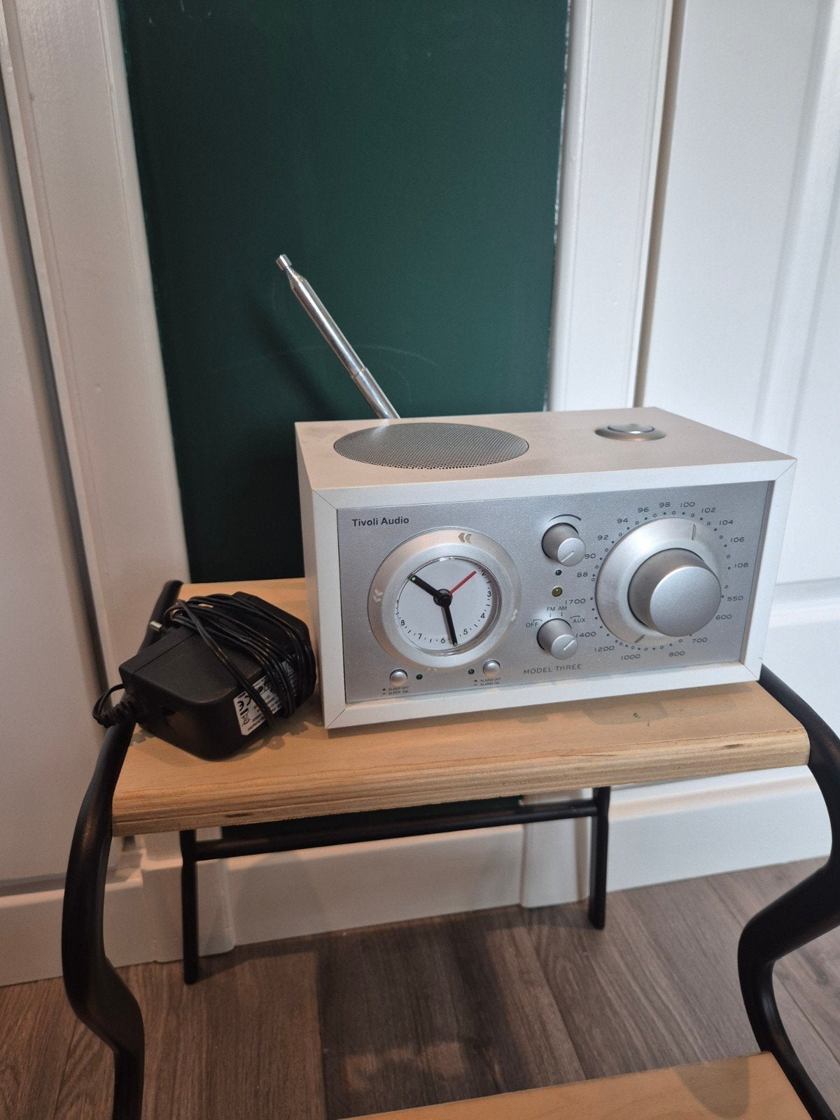 Tivoli Audio Model Three Radio met Klokfunctie, Ophalen of Verzenden, Zo goed als nieuw, Radio