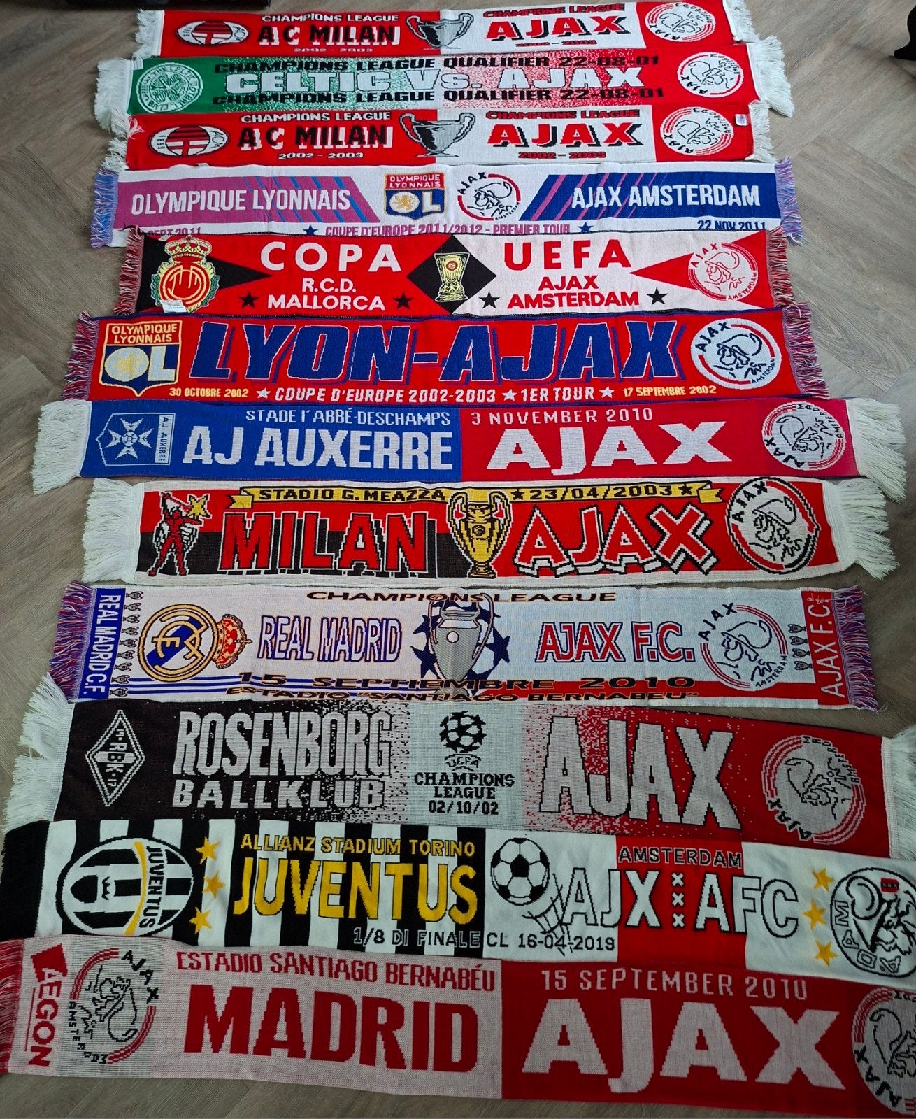 Partij Verzameling Ajax Sjalen : Europese Uitwedstrijden, Verzamelen, Sportartikelen en Voetbal, Ophalen of Verzenden, Ajax, Vaantje of Sjaal