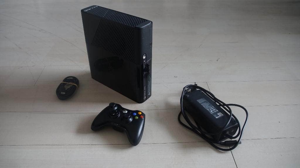 Xbox 360 Slim Elite RGH 3, Spelcomputers en Games, 360 Elite of Super Elite, Refurbished, Ophalen of Verzenden, Met 1 controller
