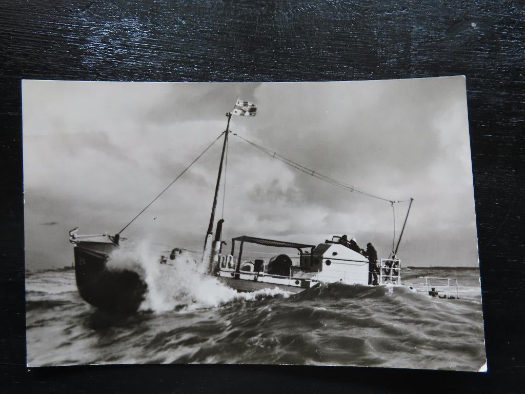 ansichtkaart reddingboot "Koningin Wilhelmina" KNRM, Ophalen of Verzenden, Gebruikt, Motorboot, Kaart, Foto of Prent
