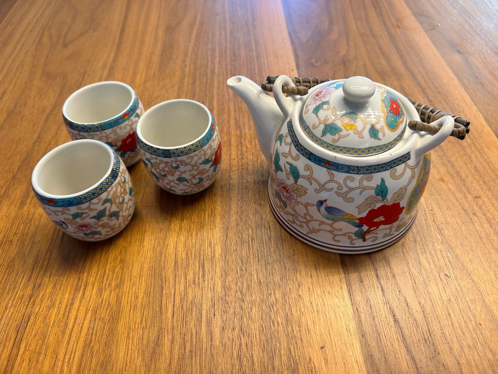 Aziatische theepotje met 3 kopjes, bloemen en pauwen, Aziatisch, Gebruikt, Overige merken, Keramiek
