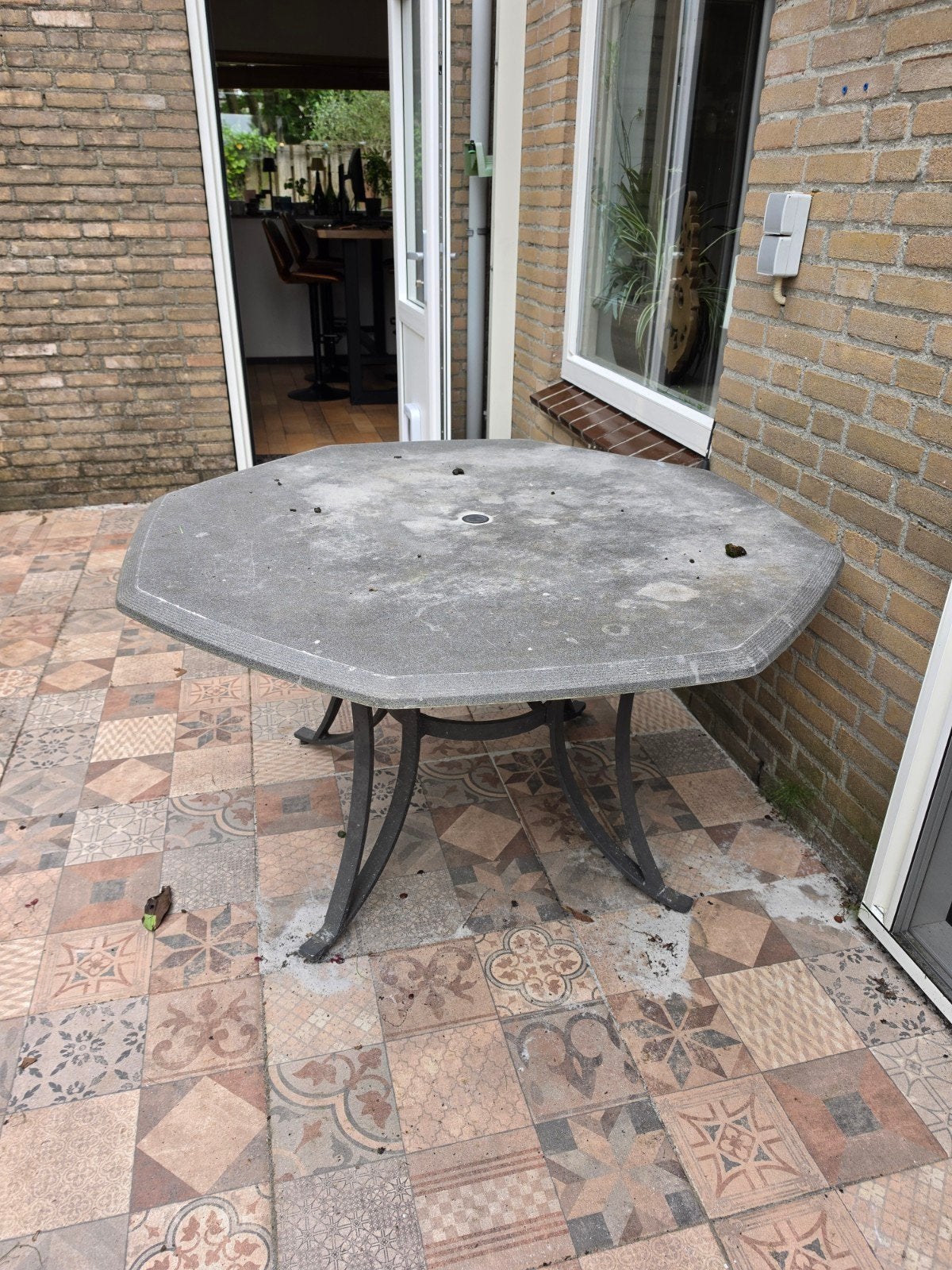 Gratis af te halen: Achthoekige tuintafel, Tuin en Terras, Tuintafels, Ophalen, Gebruikt, Overige materialen