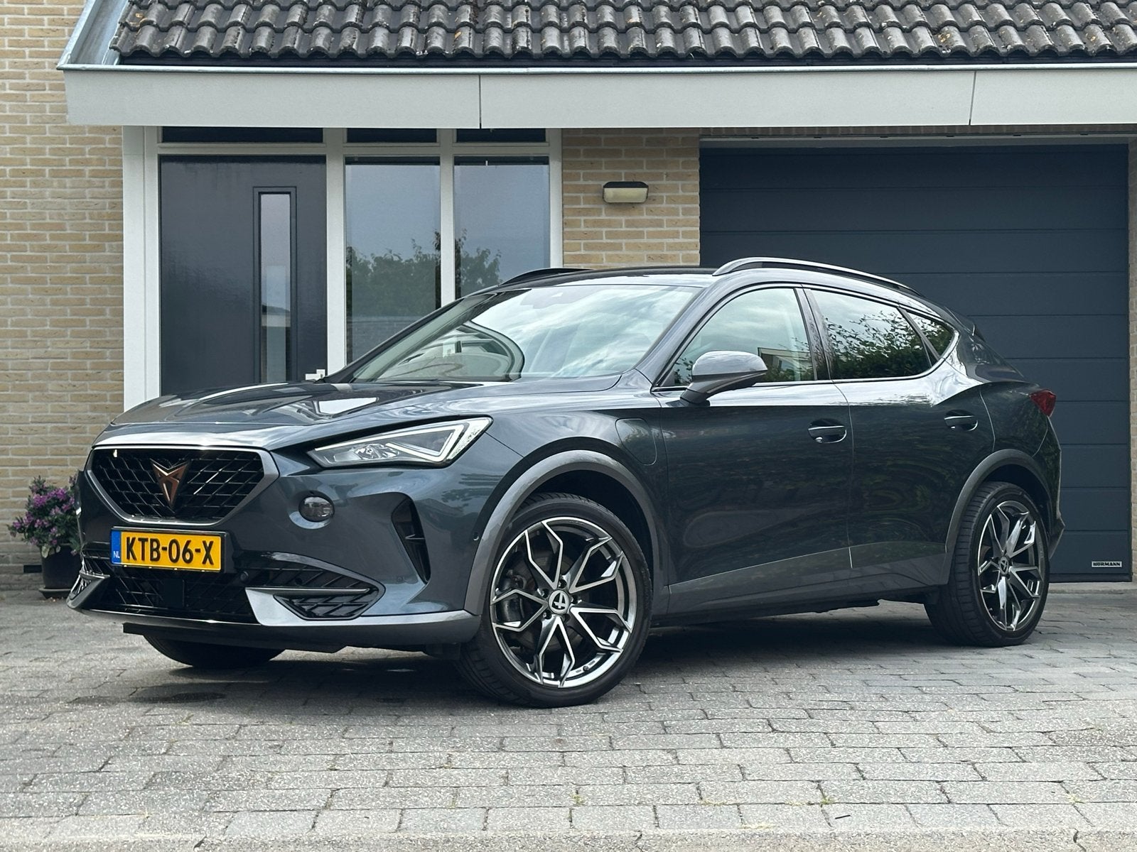 Cupra Formentor 1.4 E-hybrid | TREKHAAK | ACC | 19” INCH |, Auto's, 4 cilinders, Formentor, 800 kg, Leder en Stof