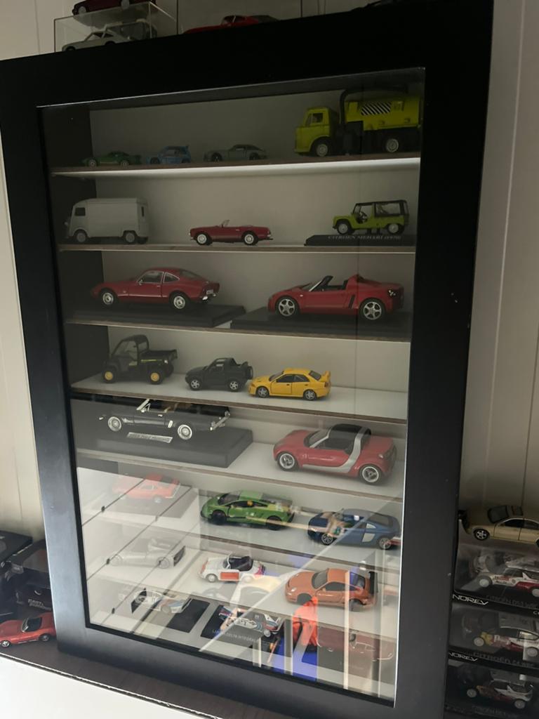 Zeer mooie zwarte wand vitrine met witte achterwand, Ophalen, 50 tot 100 cm, Zo goed als nieuw, Minder dan 100 cm