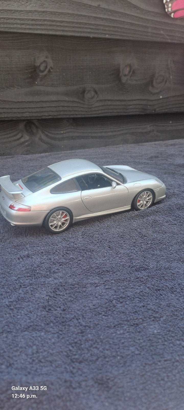 mooie porsche schaal 1:18 kleur grijs in mooie staat, Hobby en Vrije tijd, Modelauto's | 1:18, Ophalen of Verzenden, Zo goed als nieuw