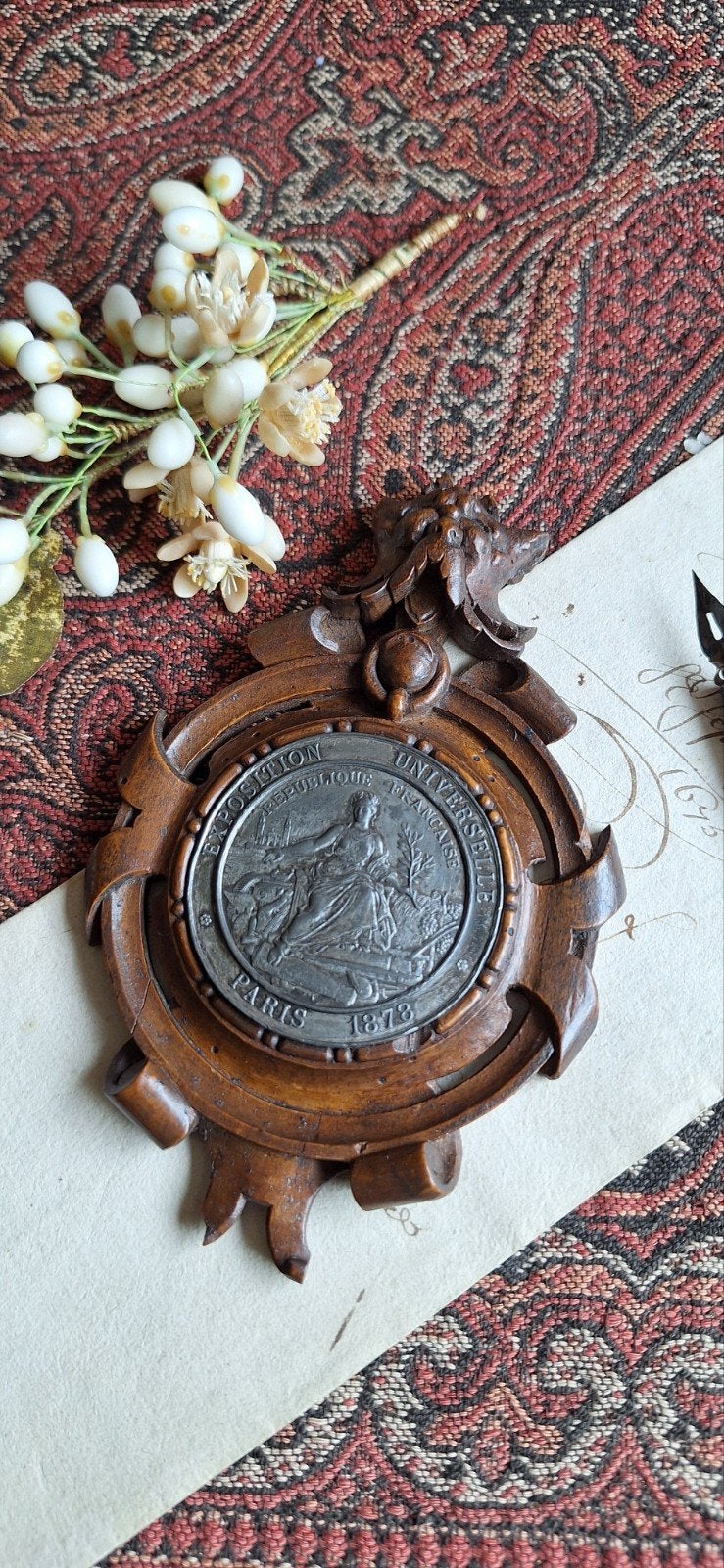Antieke houten medaillehouder met medaille, Parijs 1878, Ophalen of Verzenden