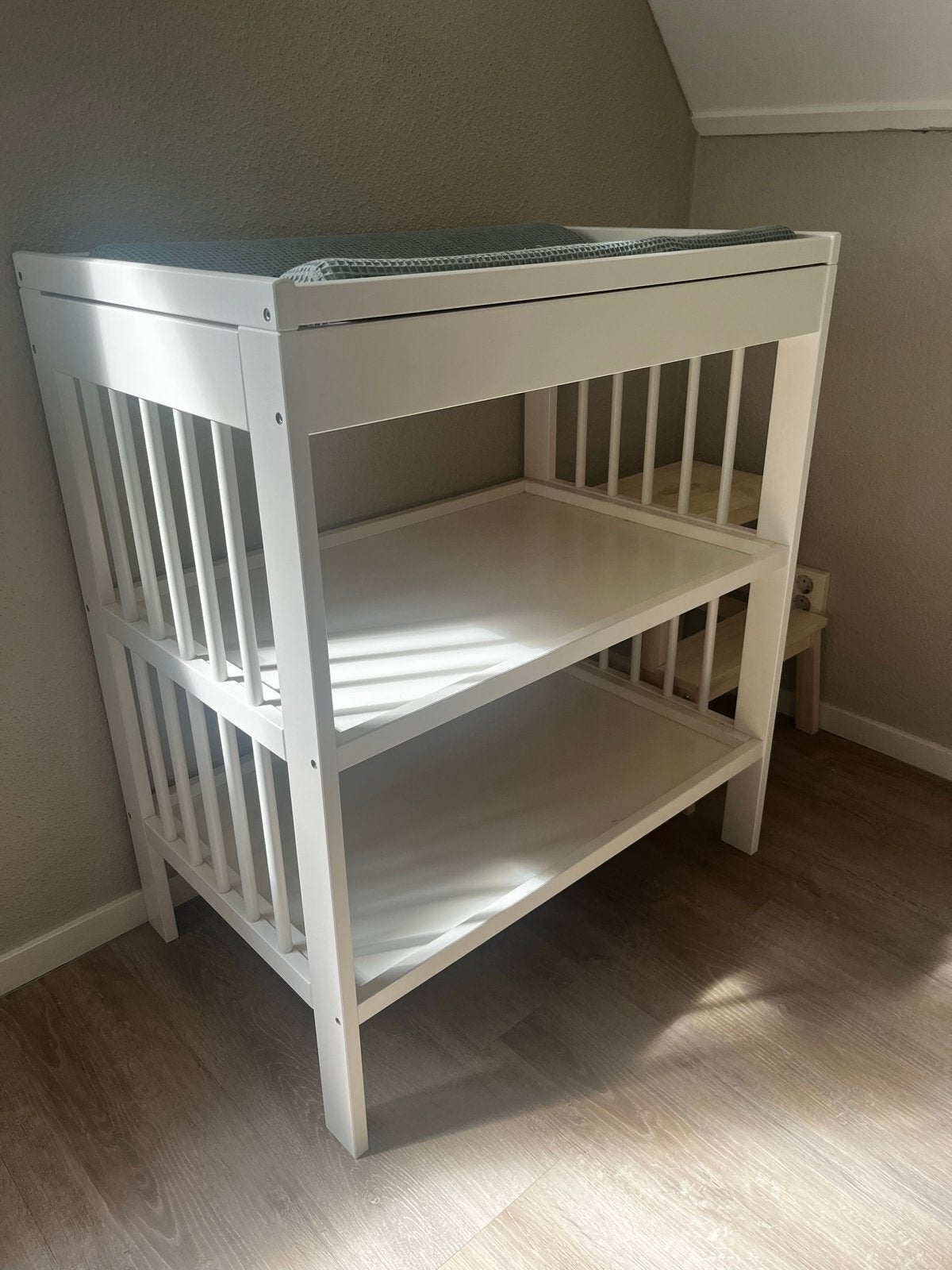 Witte commode met twee planken, Ophalen, Gebruikt, 50 tot 70 cm, 75 tot 100 cm