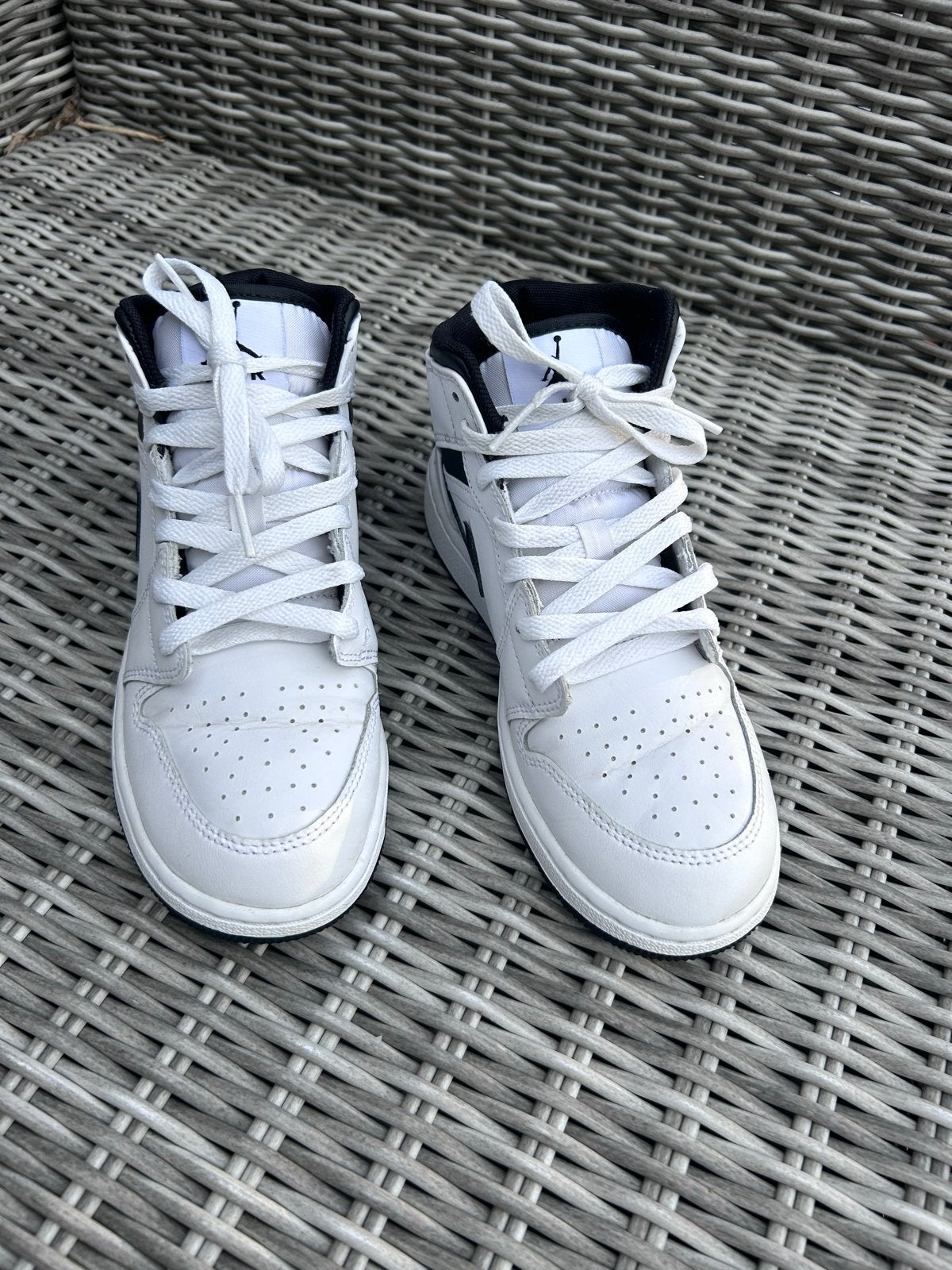 Nike Air Jordan 1 Mid, Kinderen en Baby's, Ophalen of Verzenden, Zo goed als nieuw, Jongen of Meisje, Sportschoenen