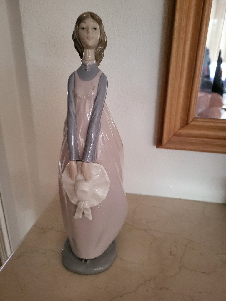 Lladro/Zaphir porseleinen beeld, handgemaakt. Dame met hoed., Geglazuurd, Ophalen of Verzenden, 20 - 50 cm, Steen of Keramiek