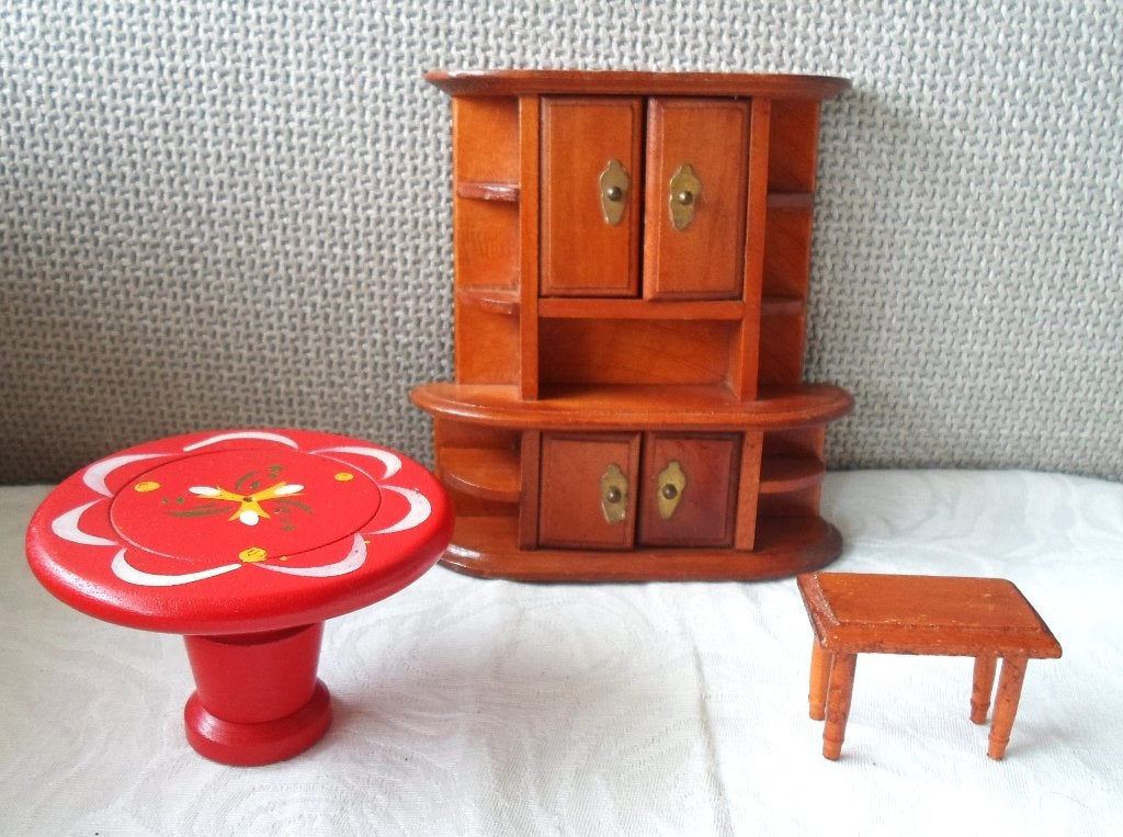Houten Kastje, ronde tafel en bijzettafeltje voor poppenhuis, Ophalen of Verzenden, Gebruikt, Gebruiksvoorwerp