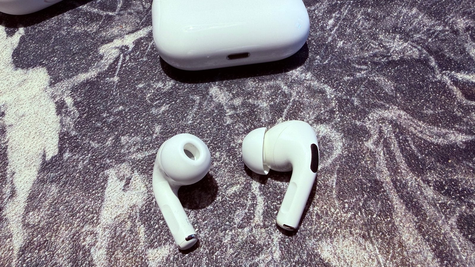 AirPods Pro 1 met draadloze oplaadcase en siliconen hoesje, Ophalen, In-ear, Bluetooth, Zo goed als nieuw