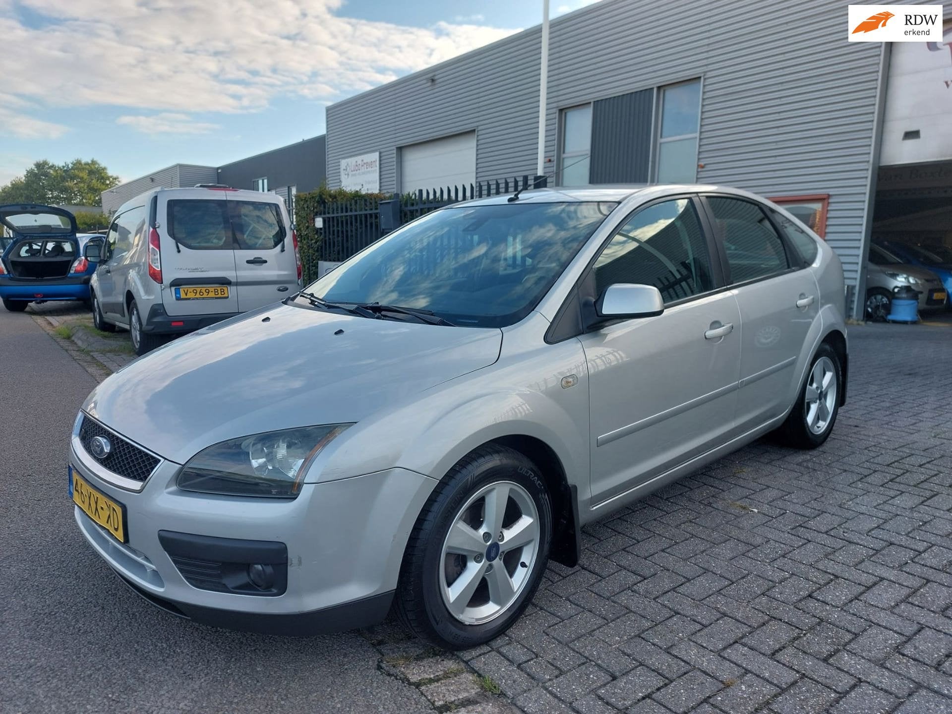 Ford Focus 1.8-16V Ambiente Flexifuel 5 deurs, Gebruikt, 4 cilinders, Parkeersensor, 1219 kg