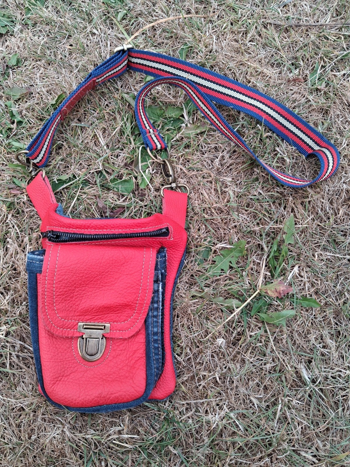 handtas heuptas schoudertas handgemaakt rood blauw, Sieraden, Tassen en Uiterlijk, Tassen | Schoudertassen, Ophalen of Verzenden