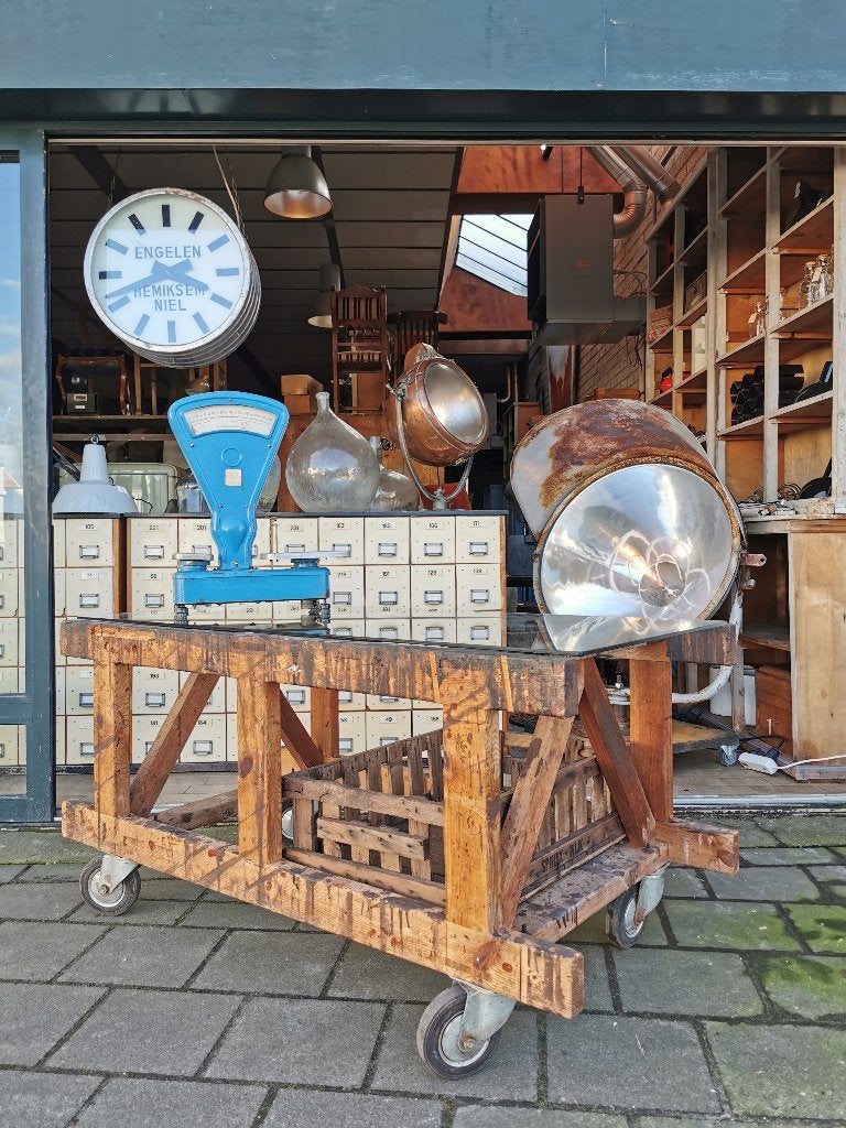 Industriële houten kar/tafel op wielen, Ophalen