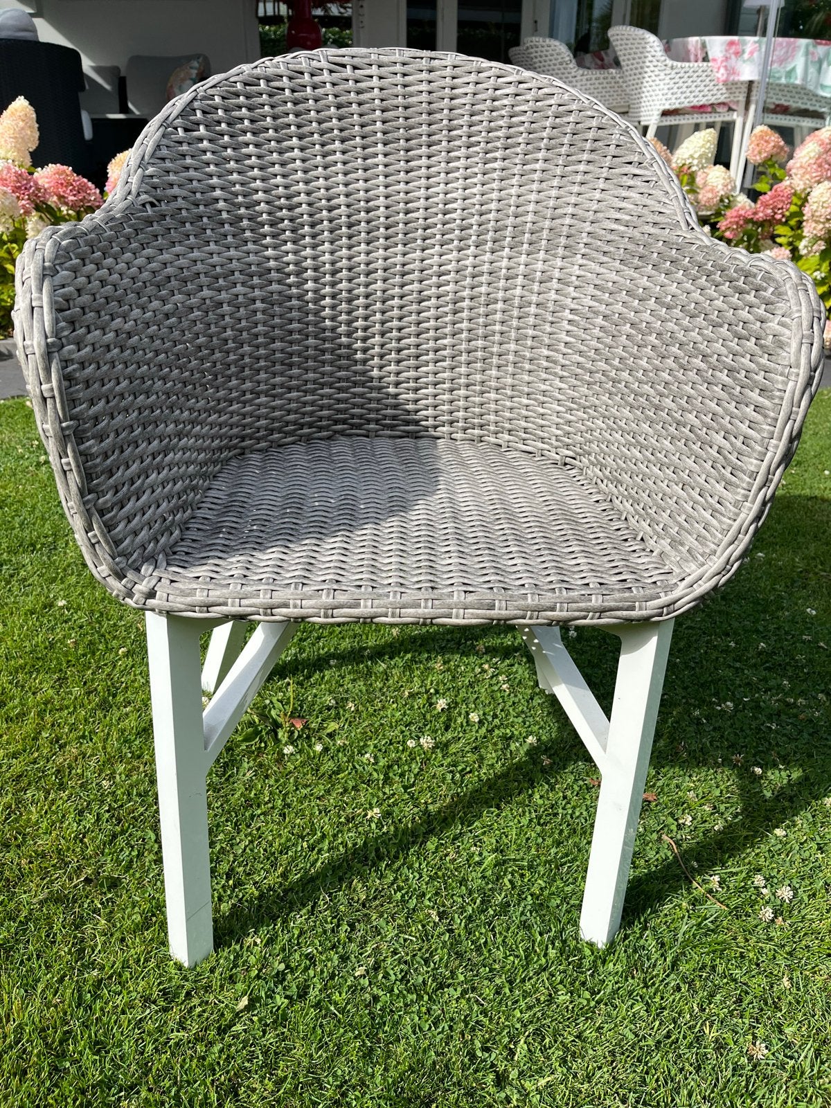 3 grijze tuinstoelen met witte stalen poten, Ophalen, Gebruikt, Kunststof