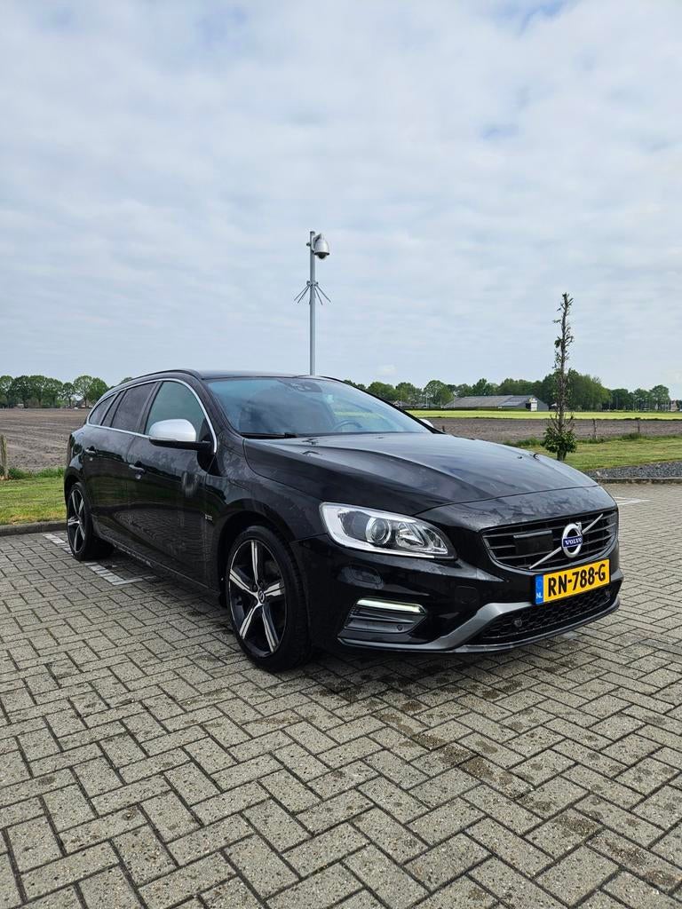 Volvo V60 T4 190pk Geartronic 2017 Zwart R-design, Auto's, Bluetooth, 1969 cc, Leder en Stof, Zwart