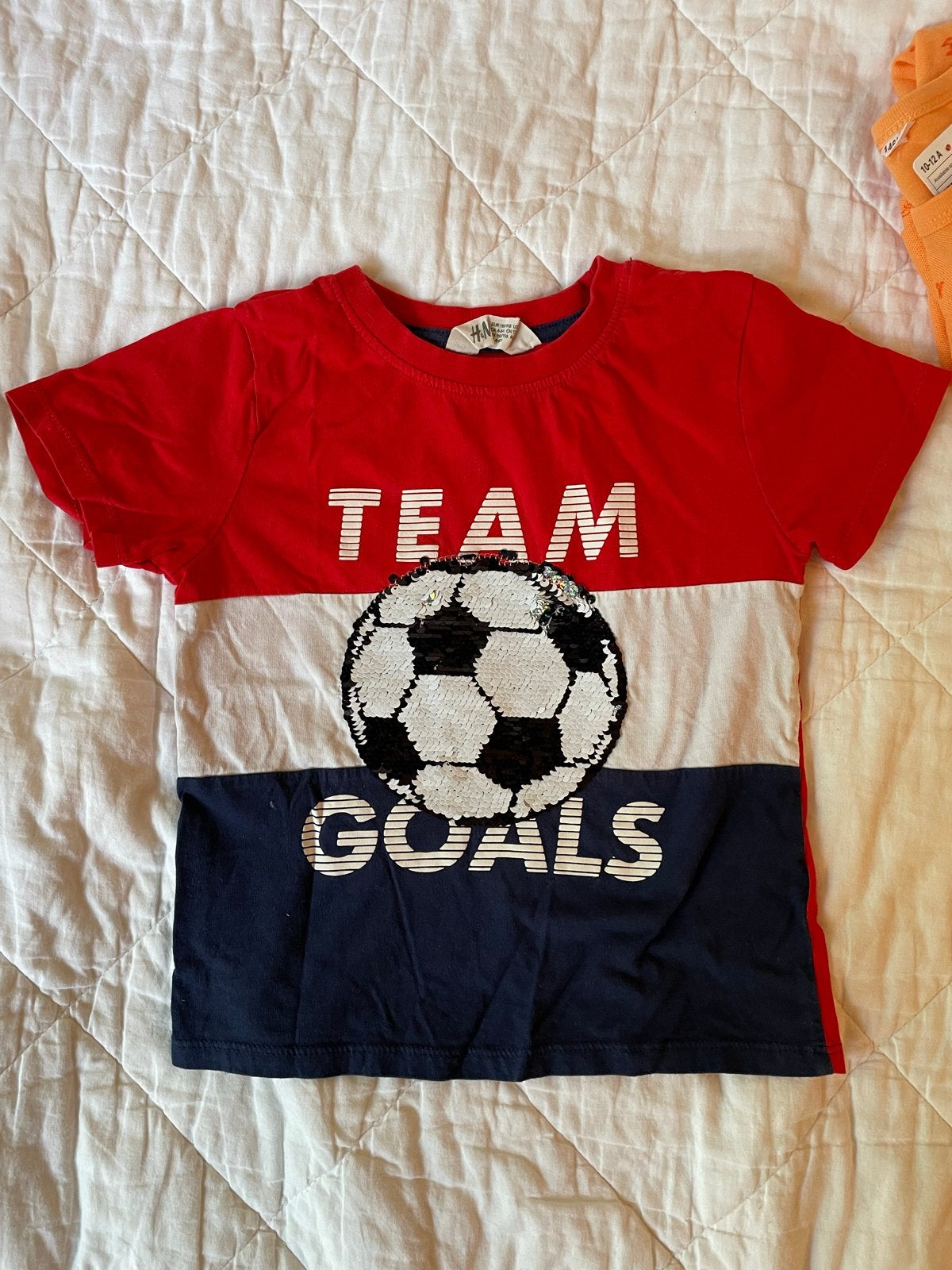 H&M T-shirt met voetbal pailletten - Maat 110/116, Kinderen en Baby's, Ophalen, Zo goed als nieuw, Jongen, Shirt of Longsleeve