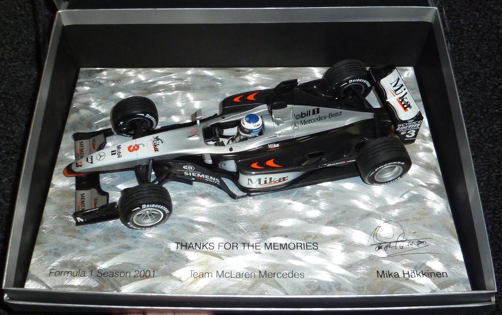 2001 - McLaren Mercedes MP4-16 - Mika Hakkinen - Giftbox, Hobby en Vrije tijd, Modelauto's | 1:18, Ophalen of Verzenden, Gebruikt