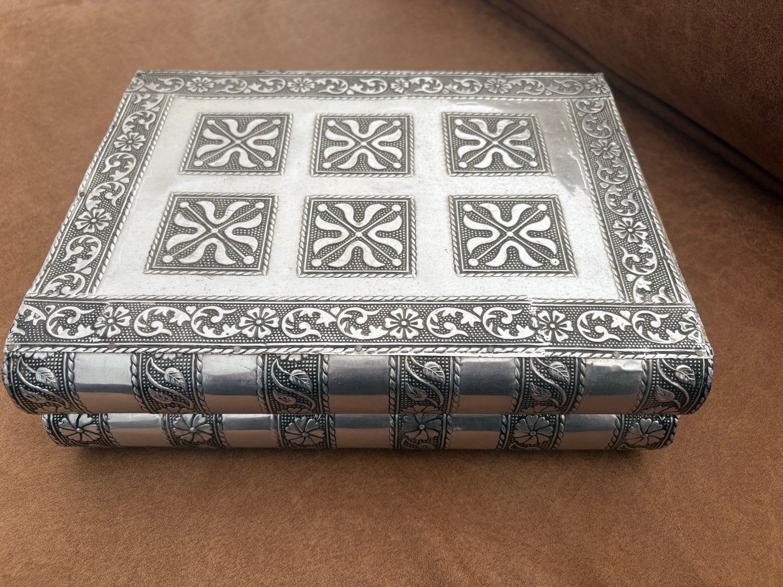 Zilverkleurige sieradendoos met spiegel en vakjes, Sieraden, Tassen en Uiterlijk, Beautycases, Gebruikt, Ophalen of Verzenden
