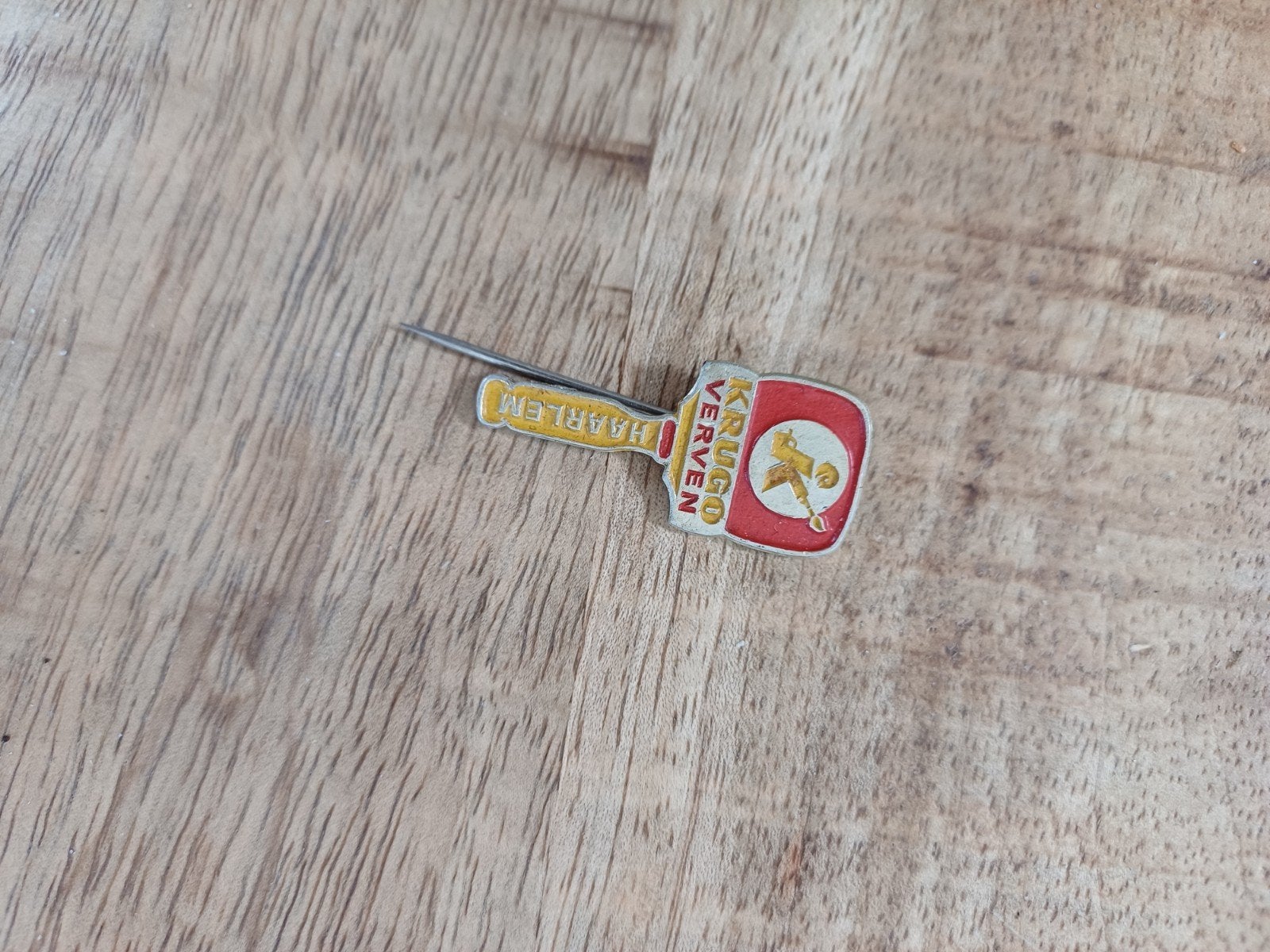 Vintage Krugo Verf Haarlem Pin Speldje, Verzamelen, Speldjes, Pins en Buttons, Ophalen of Verzenden, Gebruikt, Merk, Speldje of Pin