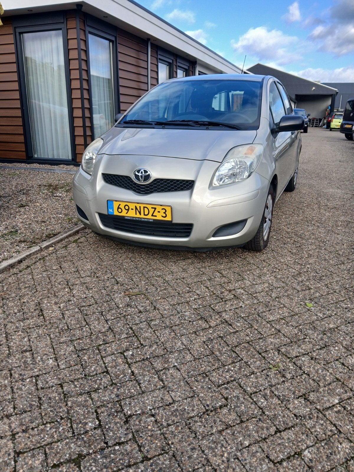 Toyota Yaris 1.0 12V Vvt-i 5DR Terra 2010 Beige, Voorwielaandrijving, 40 €/maand, 750 kg, Beige