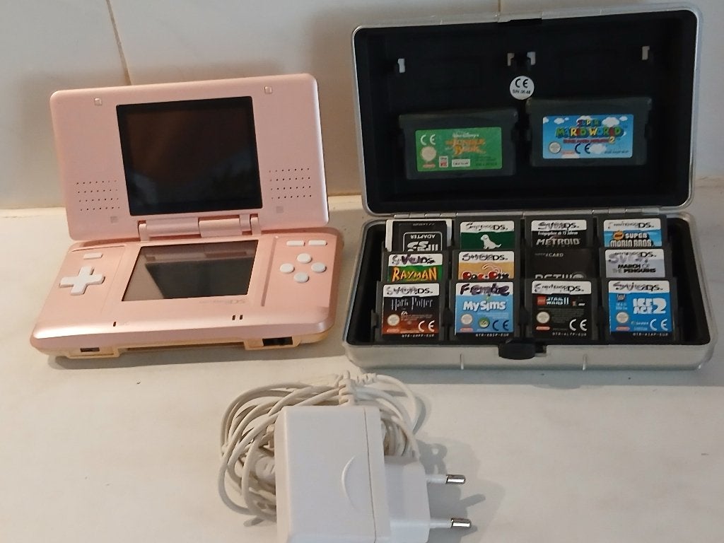 Nintendo DS met veel Games en Oplader, Spelcomputers en Games, Spelcomputers | Nintendo DS, Dsi, Ophalen of Verzenden, Roze, Gebruikt