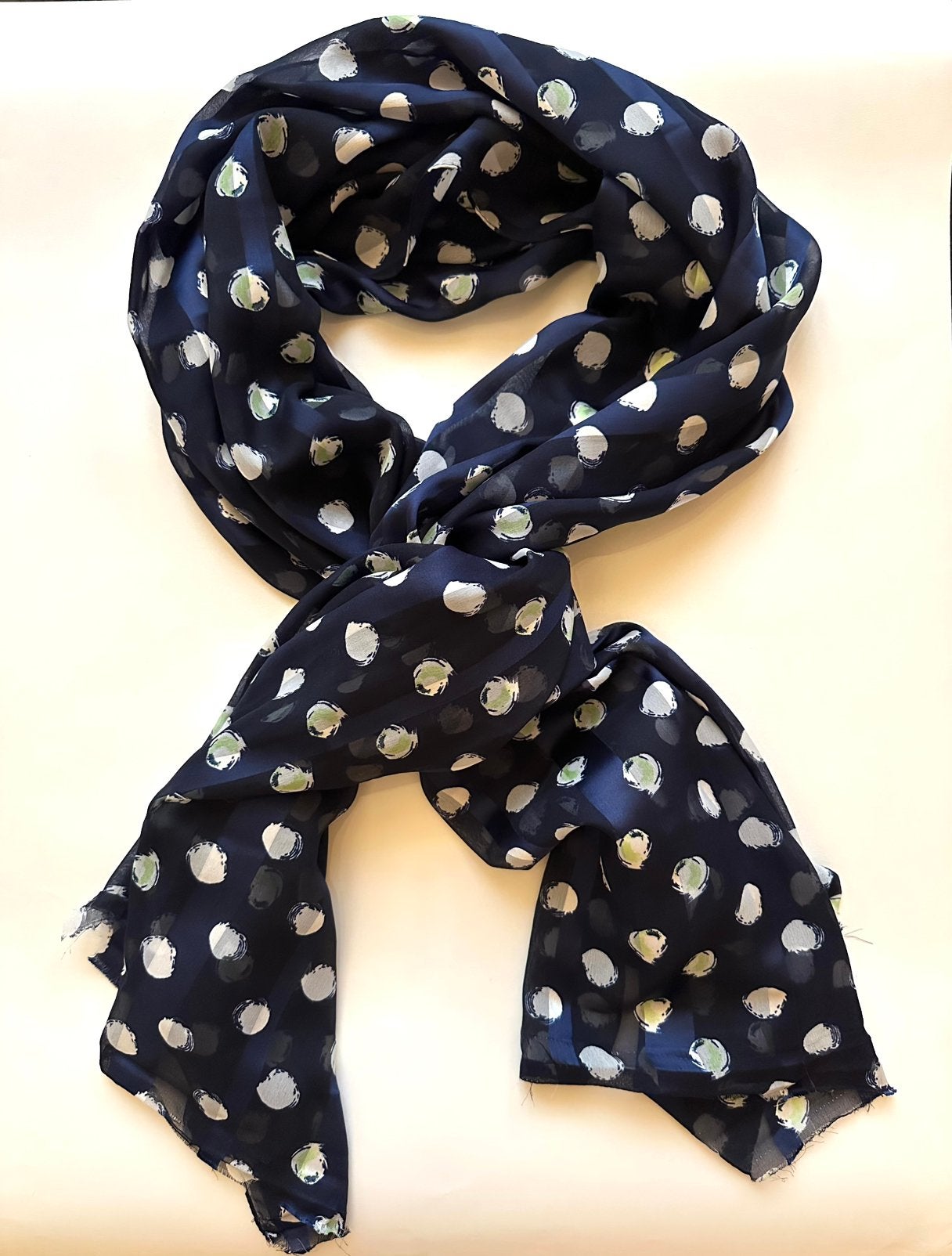 Dunne sjaal - donker blauw met witte stippen, Verzenden, Gedragen, Maat 42/44 (L), Sjaal