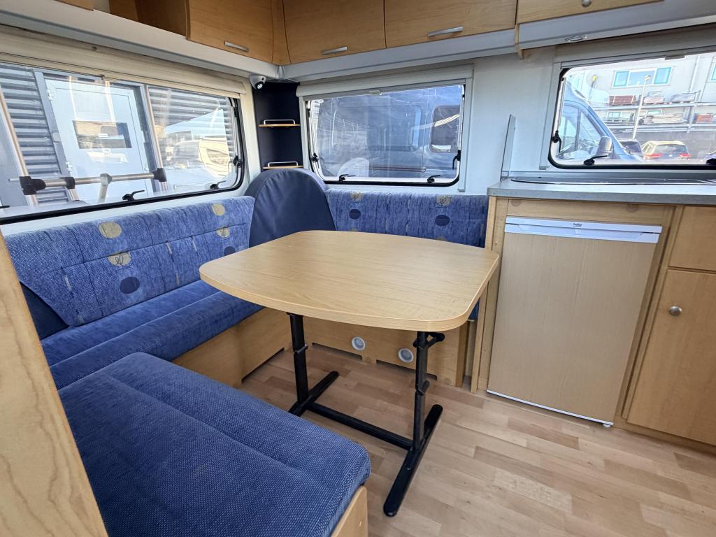 Knaus Sudwind 550 TK Airco, Mover tent 6 pers., Overige typen, Koelkast, Bedrijf, Treinzit