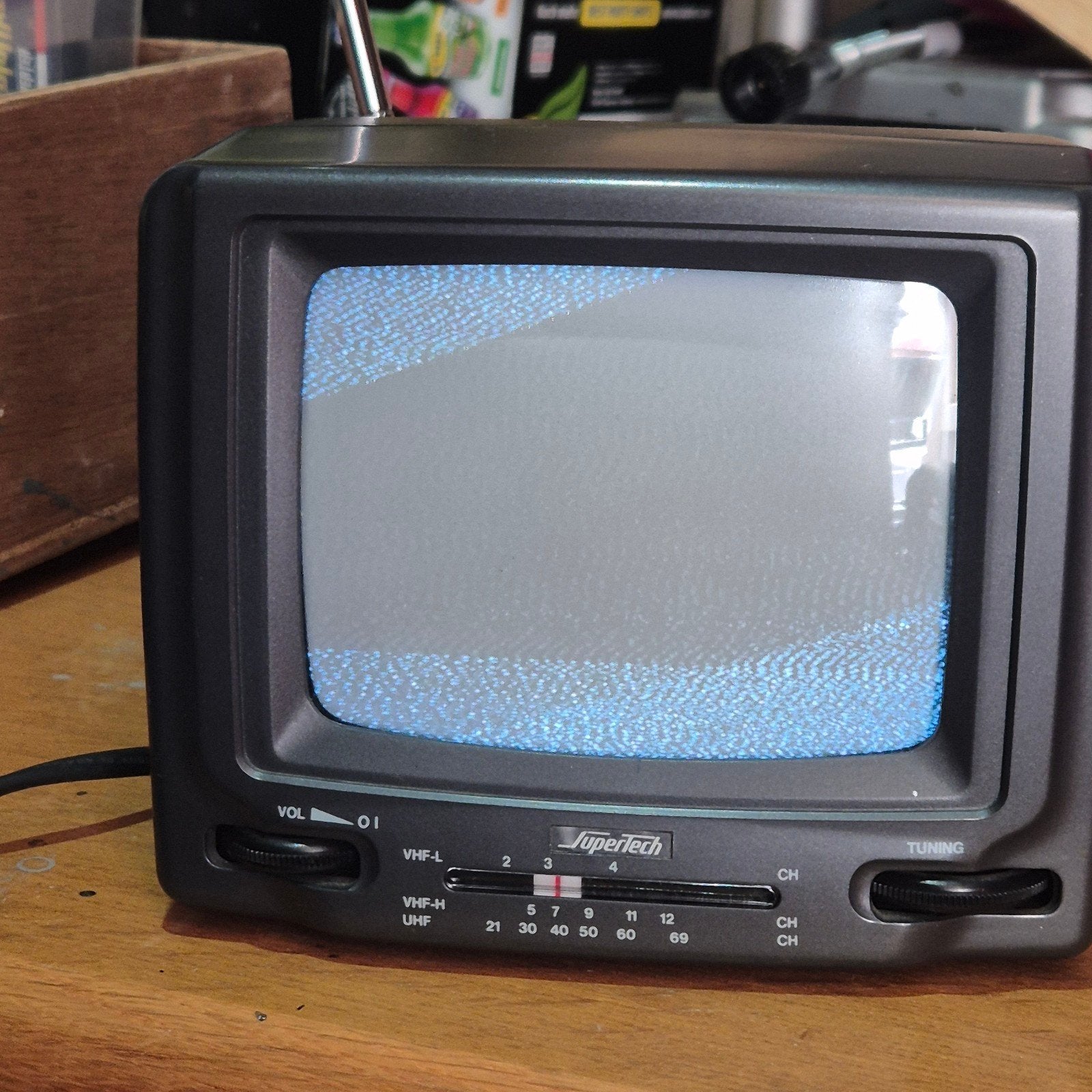 Supertech BTV-452 Draagbare Zwart-wit Televisie 5.5 inch, Antiek en Kunst, Antiek | Tv's en Audio, Ophalen of Verzenden