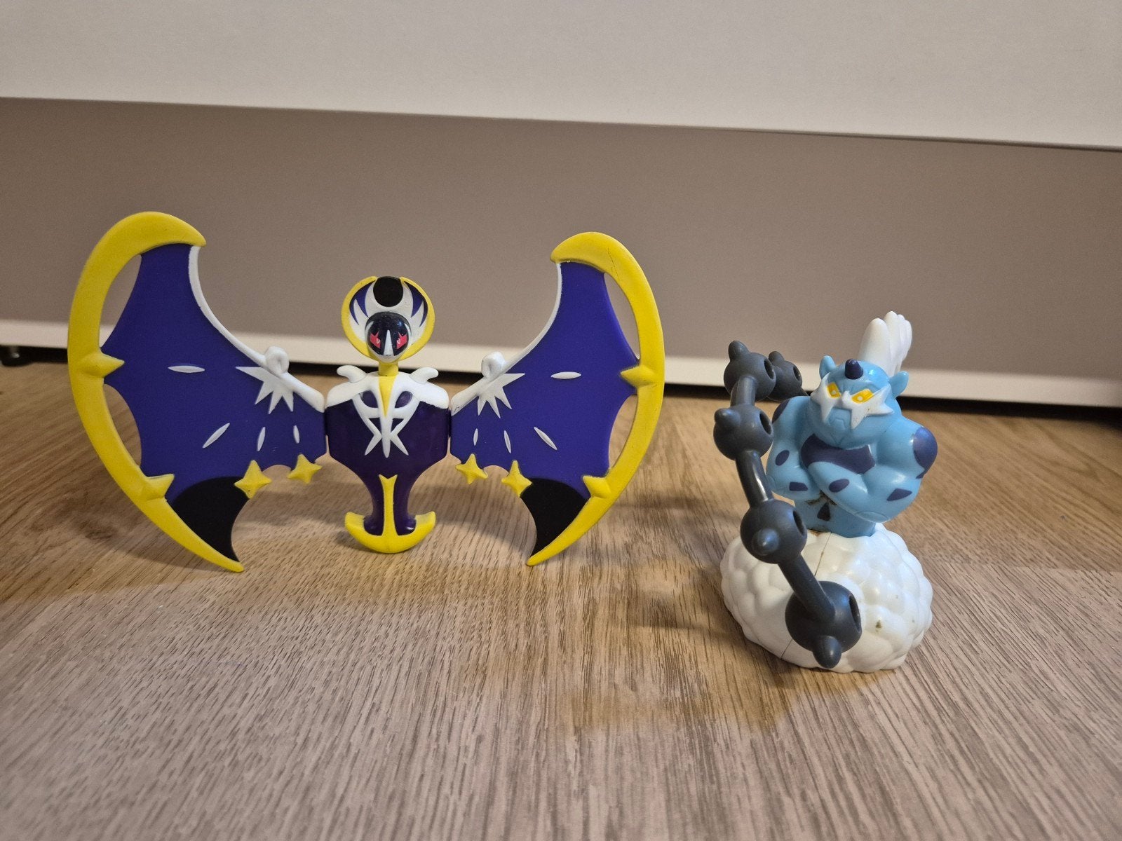 Pokemon poppetjes mcdonalds lunala en thundurus, Verzamelen, Ophalen of Verzenden
